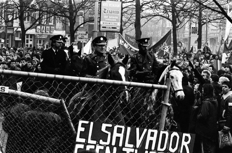 Demonstratie tegen inmenging VS in El Salvador , Nicaragua en Guatamala bij Amer, Bestanddeelnr 932-0091