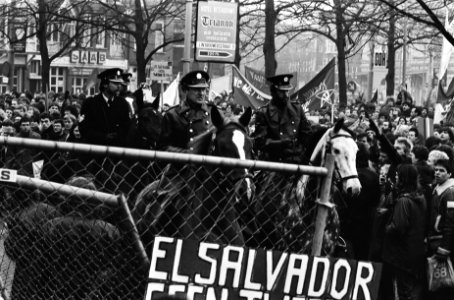 Demonstratie tegen inmenging VS in El Salvador , Nicaragua en Guatamala bij Amer, Bestanddeelnr 932-0091