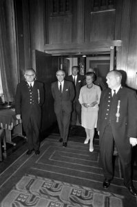 De heer en mevrouw Samkalden betreden de raadszaal, Bestanddeelnr 920-4575