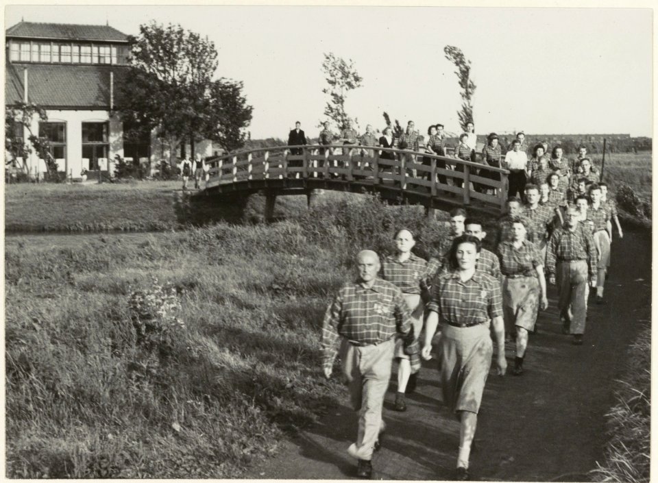 De vereniging Viribus Unicas uit Santpoort passeert tijdens de Avondvierdaagse de jeugdherberg Jan Gijzen op haar 15 km mars. Nu ligt hier de N208. NL-HlmNHA 54004050