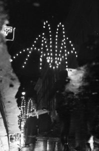 De Kalverstraat te Amsterdam bij avond, weerspiegeld in een regenplas, Bestanddeelnr 918-5196