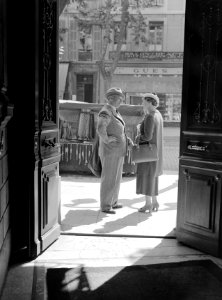 De heer A Roeters en een dame - gefotografeerd door openstaande deuren - maken , Bestanddeelnr 191-0294