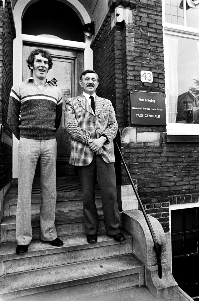 De heer J Janmaat (links) bestuurslid en W van Klink voorzitter van de Taxi Ce, Bestanddeelnr 930-2150