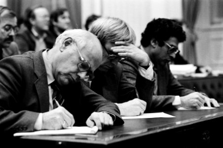 De kamerleden den Uyl (l), Stemerdink en Van Thijn (PvdA) maken aantekeningen ti, Bestanddeelnr 930-5842