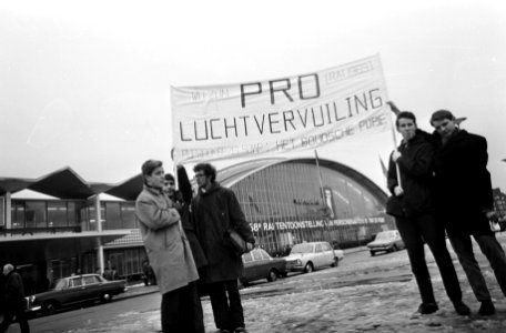 Demonstratie van studenten tegen luchtverontreiniging voor de RAI, Amsterdam stu, Bestanddeelnr 922-1266