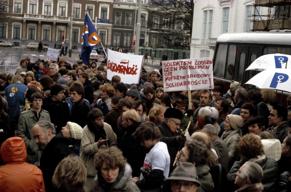 Demonstratie voor Poolse ambassade in Den Haag tegen staat van beleg in Polen d, Bestanddeelnr 253-8635