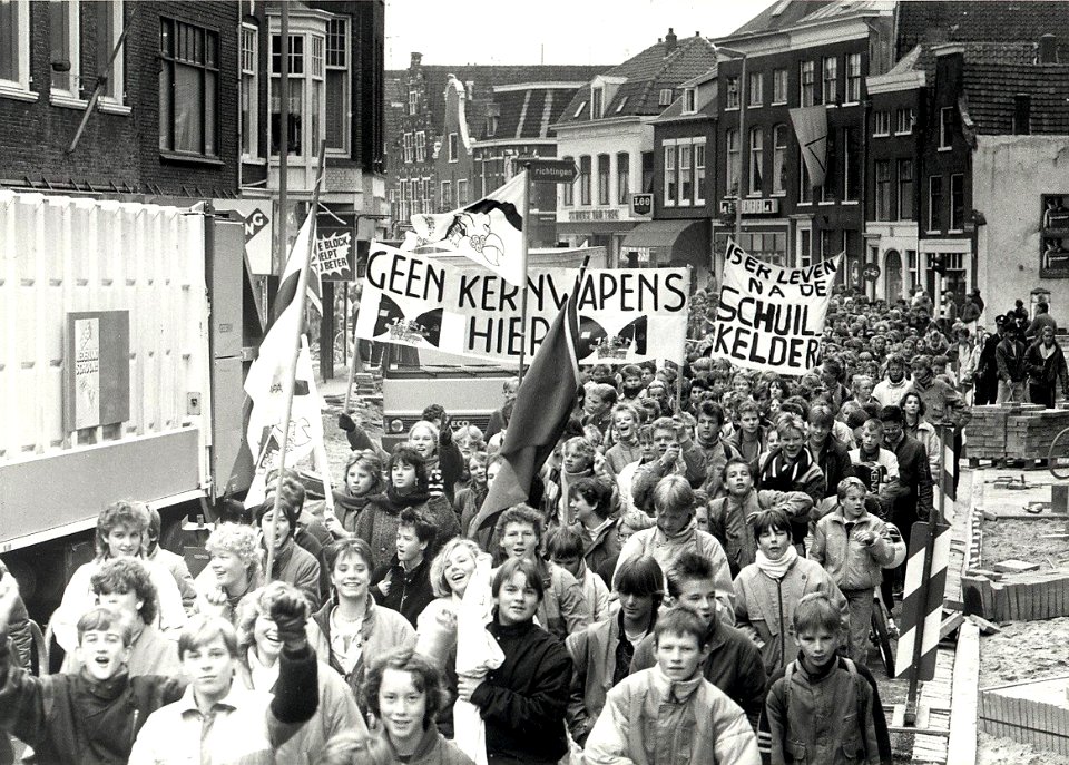 Demonstratie op de Gedempte Oude Gracht van scholieren tegen de kruisraketten. Aangekocht in 1987 van United Photos de Boer bv. Negatiefnummer 25668 k 18 a. - Gepubliceerd in het Haarlems Dagblad d.d