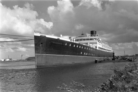 De Caledonia op zijn ligplaats in de Hornhaven in het Westelijk Havengebied v…, Bestanddeelnr 919-4140