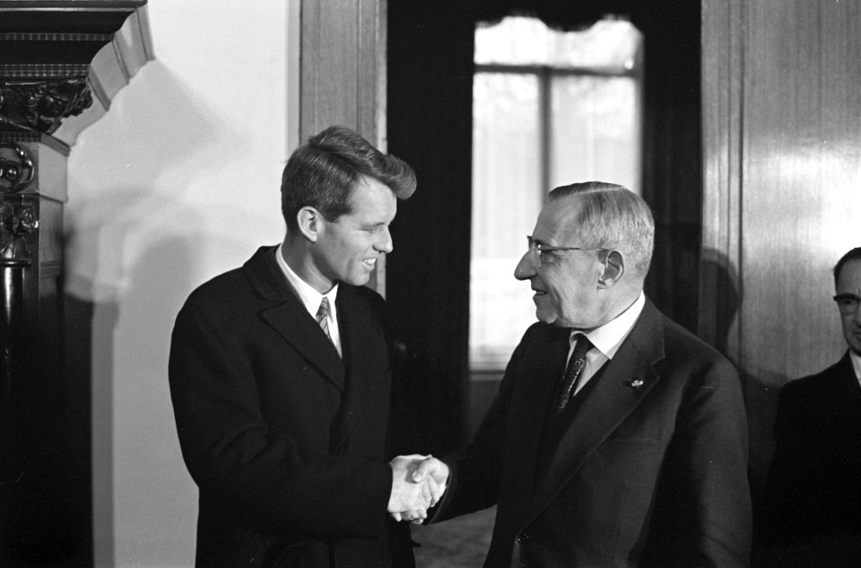 De Amerikaanse minister van Justitie, Robert Kennedy begroet door minister-presi, Bestanddeelnr 913-5661