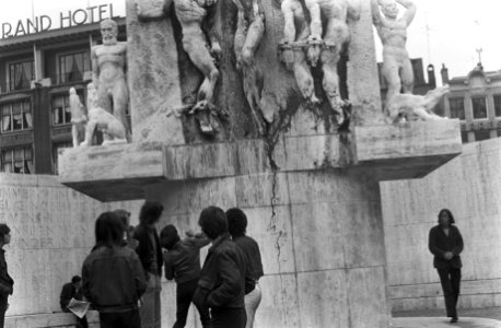 De Socialistische Jeugd gooide een pot rode verf tegen het Monument op de Dam, Bestanddeelnr 922-3650
