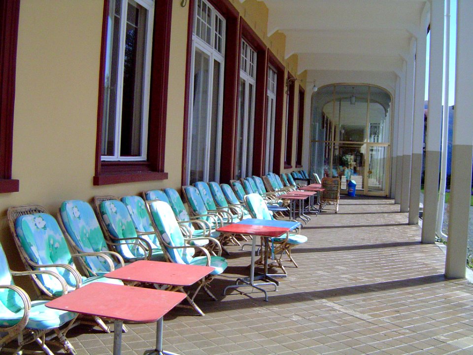 Davos, Berghotel Schatzalm, terras met ligstoelen voor de ligkuren