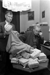De heer J.J.L. van Zuylen (dr. Lastpost) bedolven tussen de post, na uitzending , Bestanddeelnr 920-1756