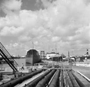 De haven bij de Lago-olieraffinaderij in San Nicolas op Aruba, Bestanddeelnr 252-8039