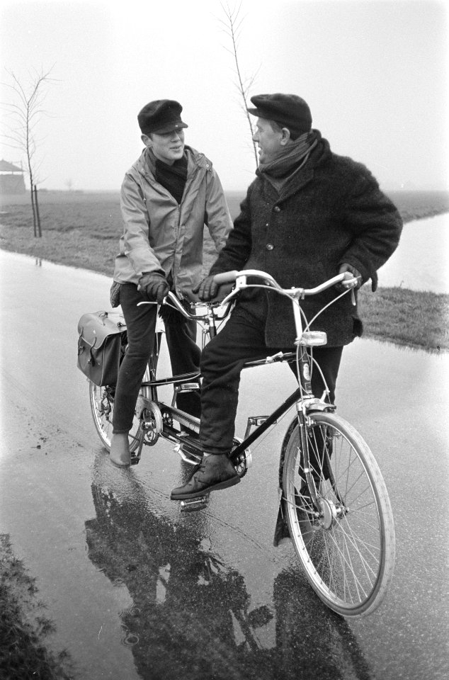Delfzijl tegen Amsterdam v.v. op de tandem vader en zoon Blauw op de tandem, Bestanddeelnr 922-0078