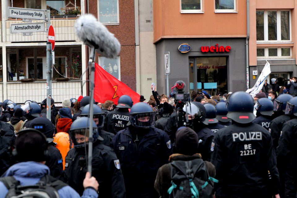 Conspiracist protest Berlin Rosa-Luxemburg-Platz 2021-03-28 49