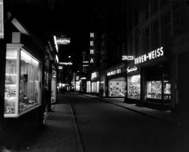 De Kalverstraat zaterdagavond tussen 20 en 23 uur, Toon Hermans op televisie, Bestanddeelnr 917-4809