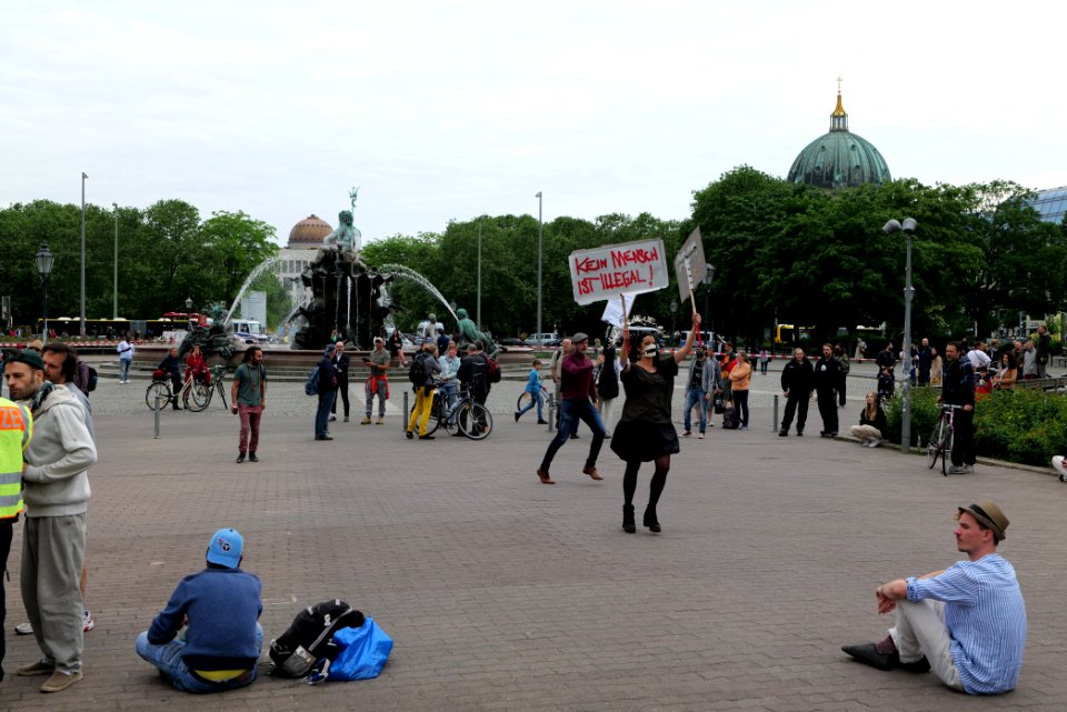 Conspiracy theorists at Neptunbrunnen 2020-05-23 06