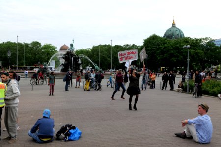 Conspiracy theorists at Neptunbrunnen 2020-05-23 06