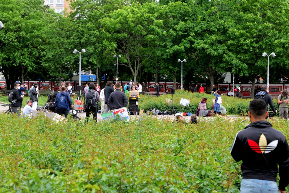 Conspiracy theorists at Neptunbrunnen 2020-05-23 04