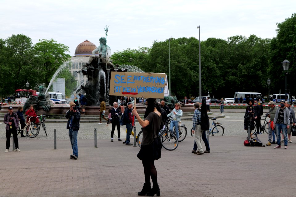 Conspiracy theorists at Neptunbrunnen 2020-05-23 05