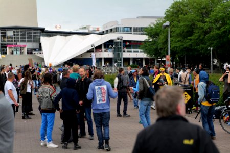 Conspiracy theorists at Neptunbrunnen 2020-05-23 16