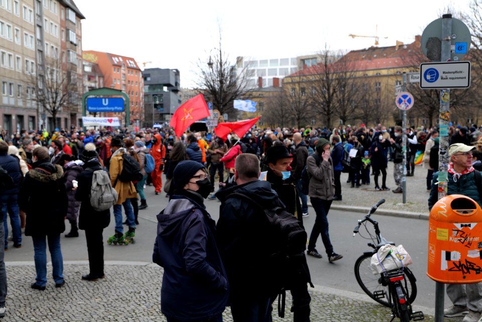 Conspiracist protest Berlin Rosa-Luxemburg-Platz 2021-03-28 08