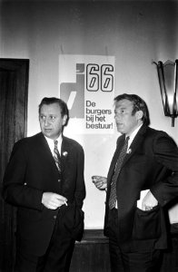Congres D66 in Rotterdam. Links voorzitter Beekmans en rechts H. van Mierlo, Bestanddeelnr 923-4034