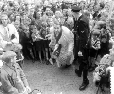 Collecte parkherstellingsoorden. Filmhelden op Dam, Bestanddeelnr 905-7779