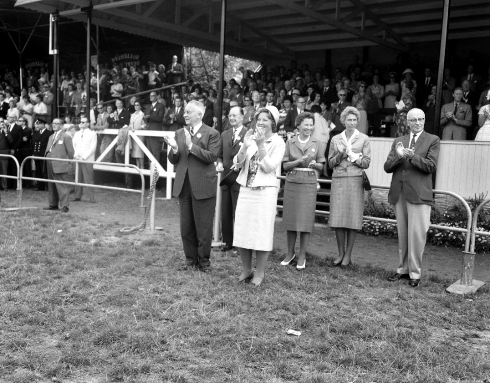 Concours Hippique te Rotterdam Applaus koninklijke gasten, Bestanddeelnr 912-8913