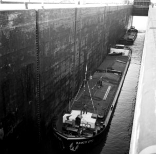Damco 230 in de sluis in het Grand Canal d'Alsace bij Ottmarsheim, Bestanddeelnr 254-1214