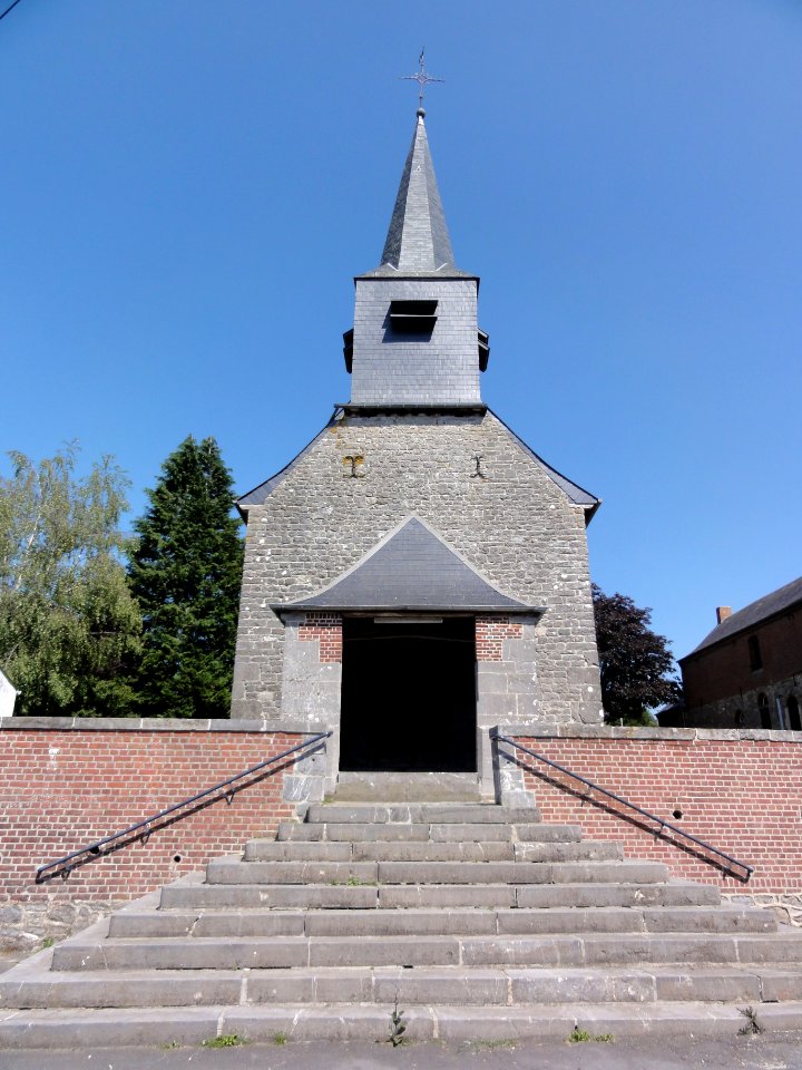Dimont (Nord, Fr) église, façade et escalier