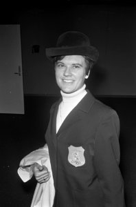 Damesschaatsploeg naar Davos, Stien Kaiser in Olympisch kleding, Bestanddeelnr 921-0314
