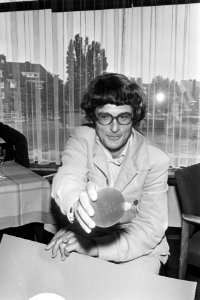 Dimitri Frenkel Frank ontvangt in Amsterdam de Nipkowschijf van Nederlandse dagb, Bestanddeelnr 923-5754