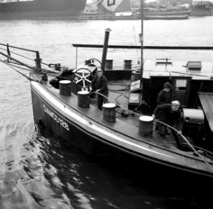 Damco 128 wordt met staalkabels (strangen) aan de sleepboot vastgemaakt, Bestanddeelnr 254-1681
