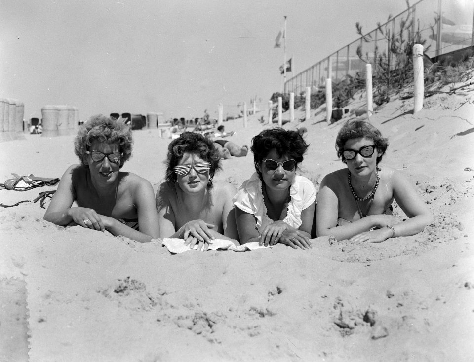 Dames en kinderen met zonnebrillen aan strand, Bestanddeelnr 907-1650