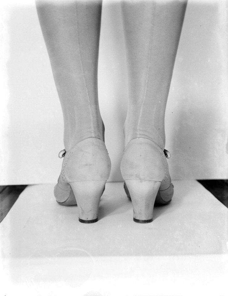 Damesonderbenen en voeten in hakschoenen, Bestanddeelnr 252-0450
