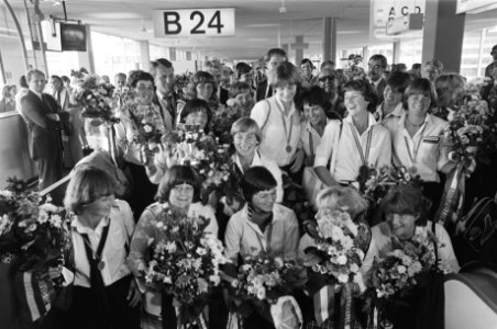 Dameshockeyteam met wereldcup op Schiphol, Bestanddeelnr 929-9170