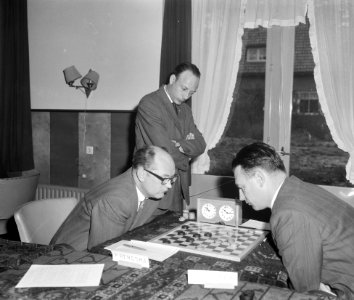 Damkampioenschap van Nederland te Apeldoorn, links Bergsma rechts Van Dijk Roo, Bestanddeelnr 915-0554