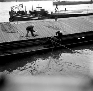 Damco 128 wordt met staalkabels (strangen) aan de sleepboot vastgemaakt, op de a, Bestanddeelnr 254-1680