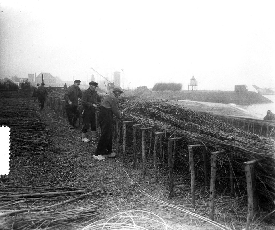Dichten gat Faustus Hoek van Holland . Vlechten zinkstukken, Bestanddeelnr 905-4127