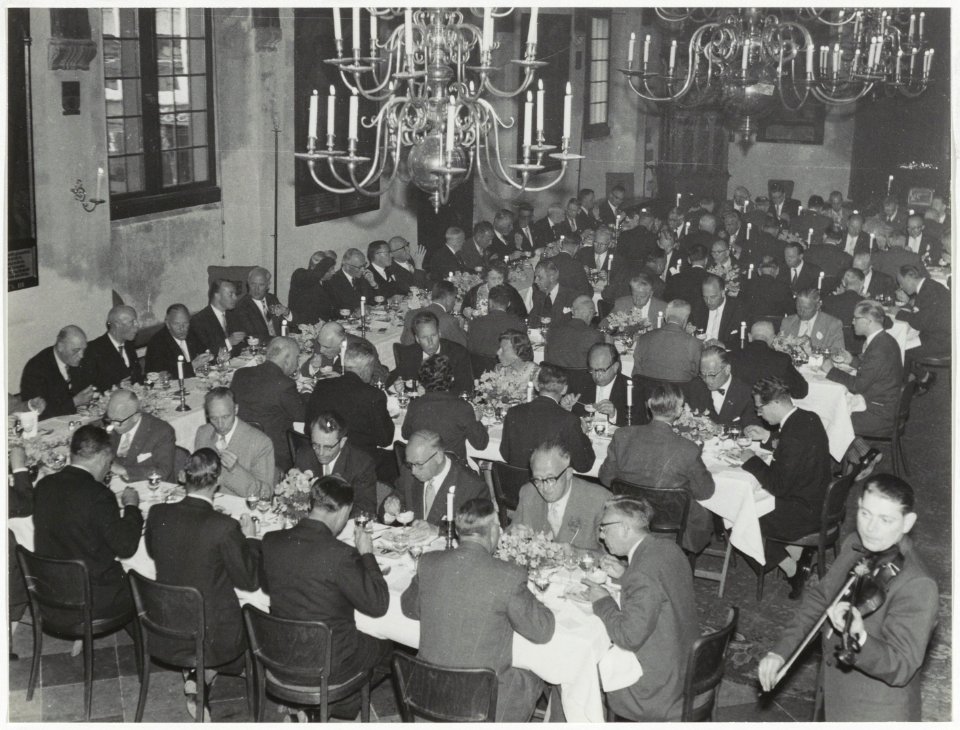 Diner in de Gravenzaal van het stadhuis te Haarlem t.g.v. het congres van de Vereniging Nederlandse Gemeenten. NL-HlmNHA 54034659