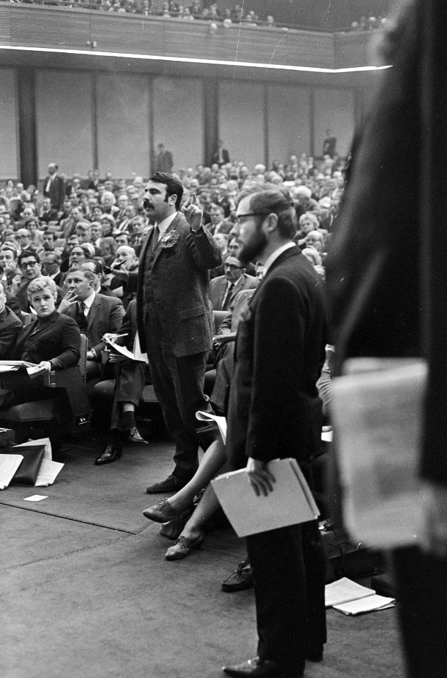 Congres PvdA in de RAI. André van der Louw van Nieuw Links in de oppositie, rec…, Bestanddeelnr 920-8801