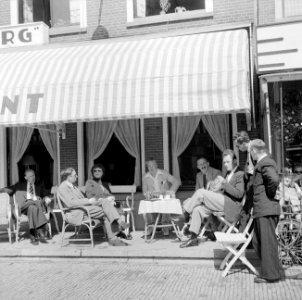 Dames en heren op een terras aan de waterkant, Bestanddeelnr 255-7652