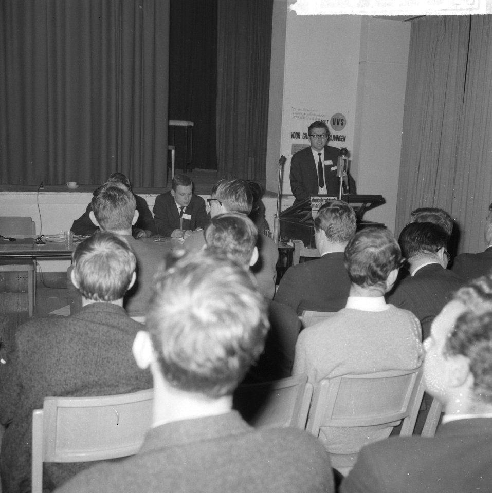 Congres in het Volkshuis te Leiden van de Studenten Vakbeweging , Anton Hooff aa, Bestanddeelnr 917-1456