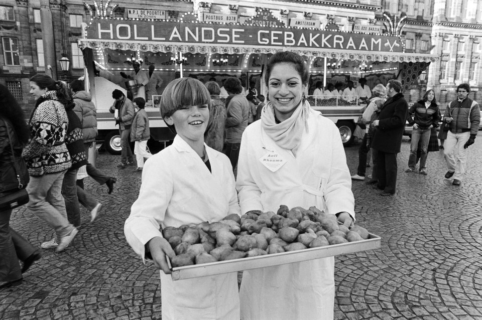 Direct na de kerst is zaterdag de verkoop van oliebollen van start gegaan, olieb, Bestanddeelnr 931-2299