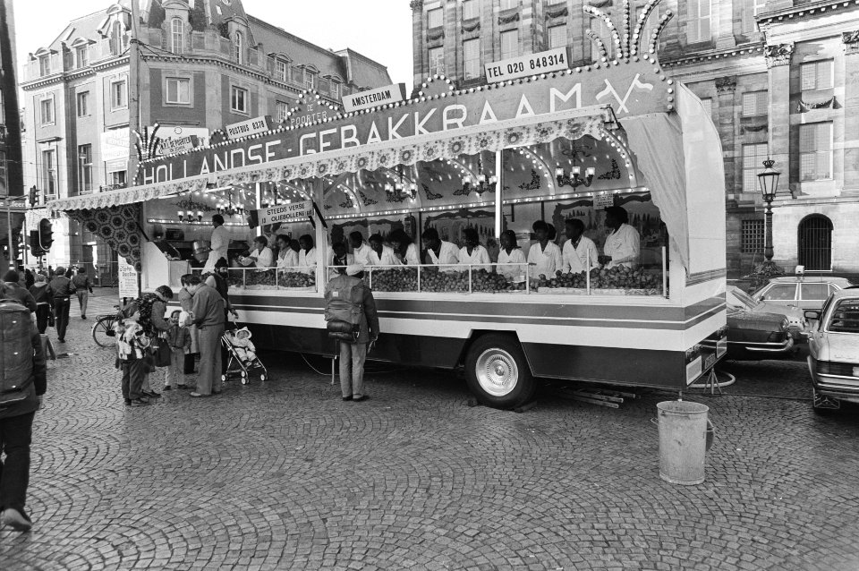 Direct na de kerst is zaterdag de verkoop van oliebollen van start gegaan, olieb, Bestanddeelnr 931-2300