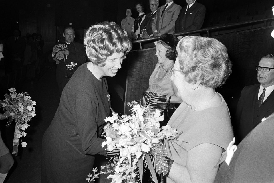Congres De Beroepsarbeid gehuwde vrouw , Utrecht i.a.v. Prinses Beatrix en HM , Bestanddeelnr 924-0511