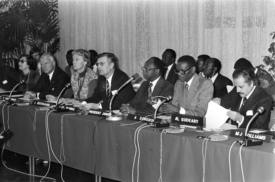 Congres club de Sahel in Amsterdam tijdens congres 3e van links minister De Kon, Bestanddeelnr 930-0077