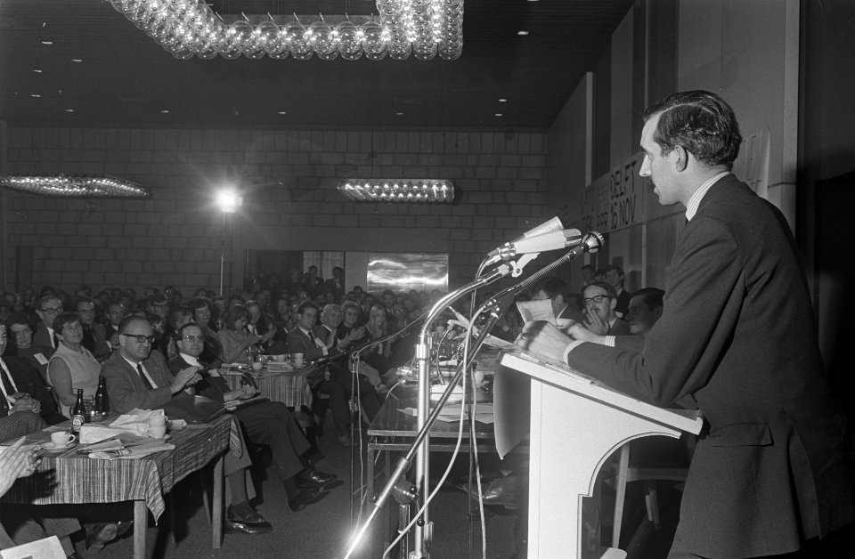 Congres PPR in Arnhem Mr. E. Jurgens aan het woord, Bestanddeelnr 921-7407
