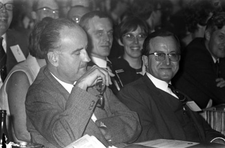 Congres PPR in Arnhem Drs. P. Bogaers en rechts fractievoorzitter drs. Aarden, Bestanddeelnr 921-7406